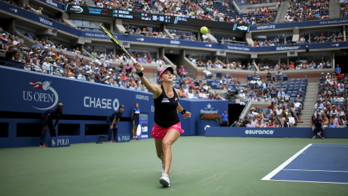 Venus Williamsová sa stala treťou osemfinalistkou ženskej dvojhry, porazila Belindu Benčičovú.