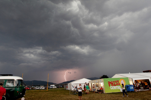 V druhý deň festivalu Bažant Pohoda 2012 museli roganizátori koncerty pre búrku prerušiť.