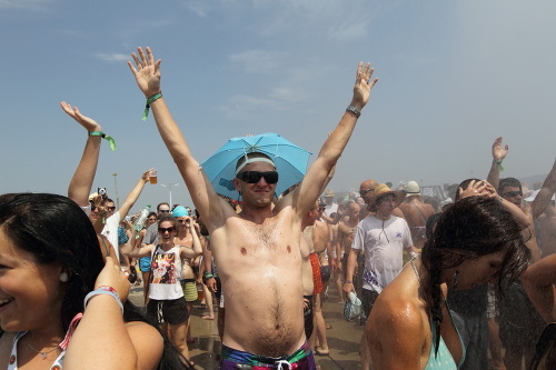 Počas druhého dňa festivalu Bažant Pohoda 2012 návštevníkov potrápili extrémne horúčavy.
