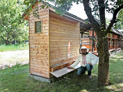 Skúsený včelár Jozef Tomčák (60) dohliada na 200-tisíc včiel v domčeku.