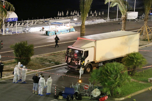 Policajní vyšetrovatelia skúmajú rozstrieľané nákladné auto na mieste teroristického útoku na promenáde v Nice.