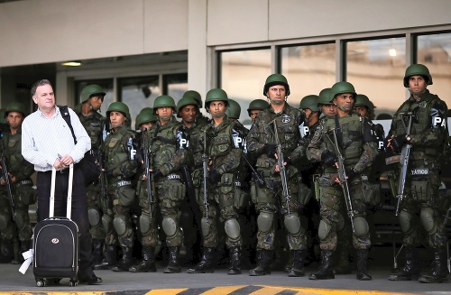 V Riu robotníkov ubúda, pribudli vojaci a policajti.