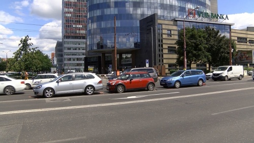 Nehoda sa stala na križovatke ulíc Karadžičova a Mlynské nivy.