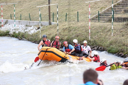 Minister Plavčan si vyskúšal rafting na divokej vode. 