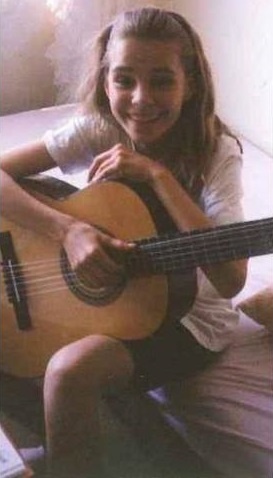 V detstve hrala na gitare.