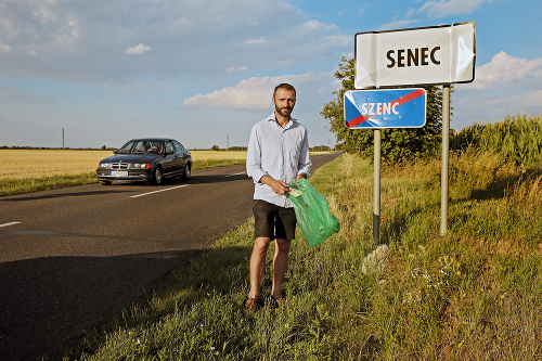 Gabriel (36) po ceste vyzbieral desiatky vriec odpadu.