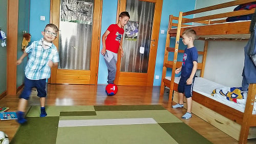 Súrodenecké trio sa rado spolu zahrá s loptou aj v detskej izbe. 
