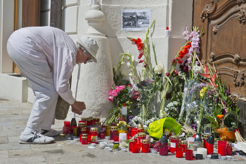 Ľudia zapaľujú sviečky a kladú kvety pred francúzskym veľvyslanectvom za obete teroristického útoku vo francúzskom meste Nice.