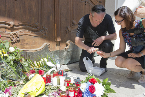 Ľudia zapaľujú sviečky a kladú kvety pred francúzskym veľvyslanectvom za obete teroristického útoku vo francúzskom meste Nice.