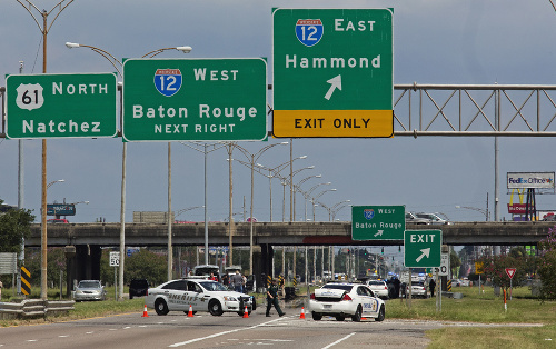 Policajti blokujú cestu po streľbe v meste Baton Rouge v americkom štáte Louisiana.