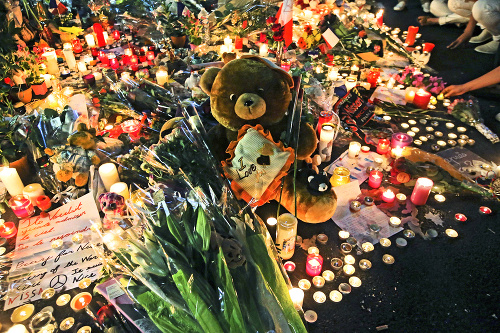 Smútiaci za obeťami na miesto krviprelievania  doniesli hračky a množstvo kvetov.