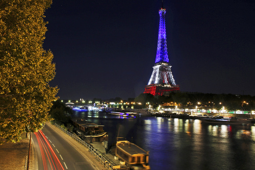 Eiffelova veža v Paríži svietila po útoku vo farbách francúzskej vlajky.