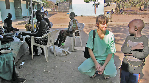 Adriána strávila mesiac v Južnom Sudáne, kde vyšetrovala oči smartfónom.
