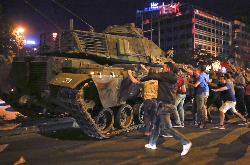 Do bojov proti vojakom sa púšťajú polícia aj civilisti.