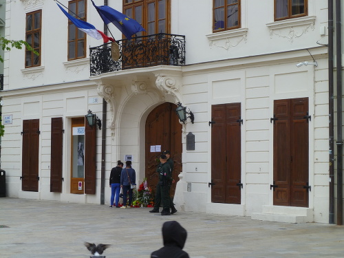 Francúzsku ambasádu v hlavnom meste strážia policajti.