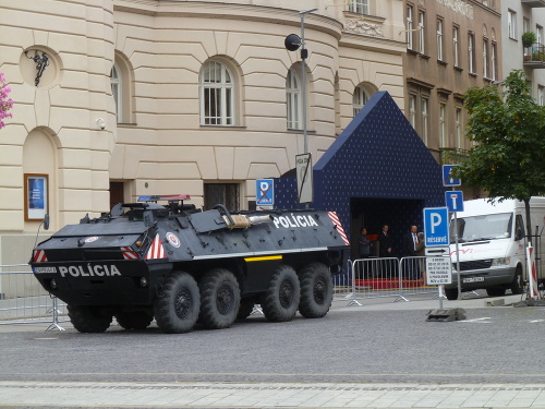 Obrnené vozidlo polície pred bratislavskou Redutou.