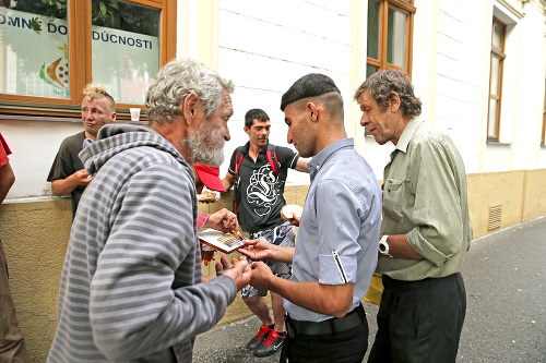 Bratislava - júl 2016 - Na Slovensku sa Fadi po ťažkom osude venuje pomoci bezdomovcom. 
