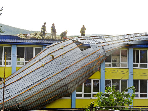 13.07.2016 - Z nedávno zrekonštruovanej školy strhlo plechovú strechu. 