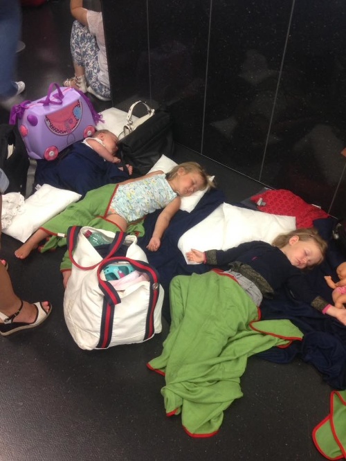 Na letisku spali aj malé deti.