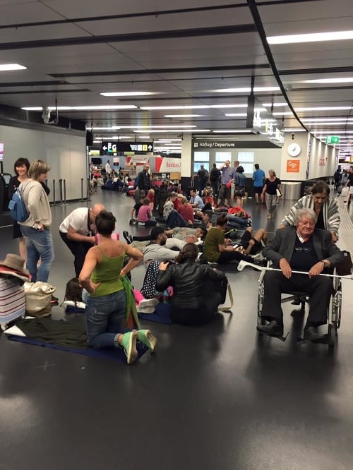 Na letisku čakali niekoľko hodín aj invalidi.