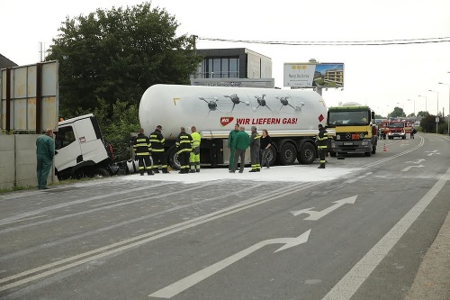 Bratislavskí hasiči z havarovanej cisterny prečerpávajú nebezpečný plyn.