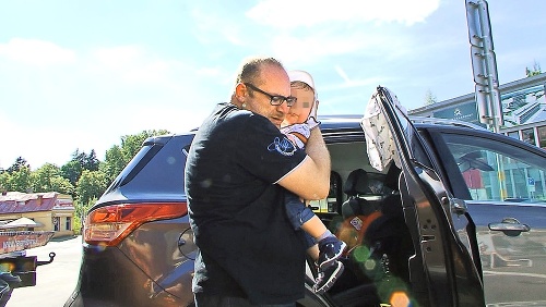 Odťahovka otvorila auto do dvoch minút, otec vzal synčeka okamžite do náručia. 