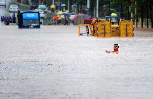 Čínu bojuje s mohutnými záplavami. . 