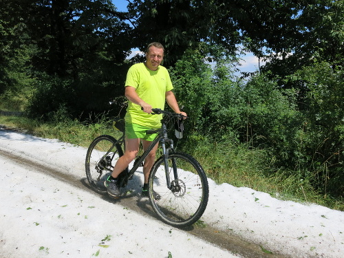 Cyklista Marek Albert (38) skončil po ceste od jazera Izry úplne premočený.