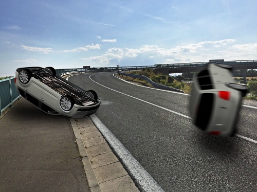 Auto s deviatimi migrantmi na palube skončilo na streche.