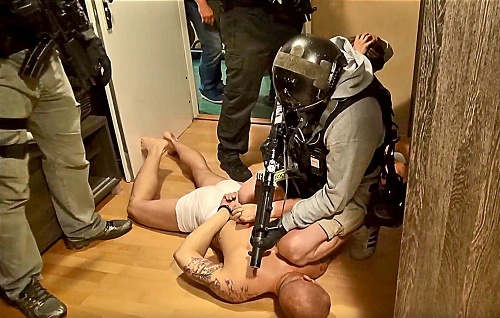 Po zuby ozbrojení kukláči zatýkali potetovaných a holohlavých mužov v bytoch.