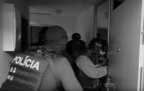 Po zuby ozbrojení kukláči zatýkali potetovaných a holohlavých mužov v bytoch.