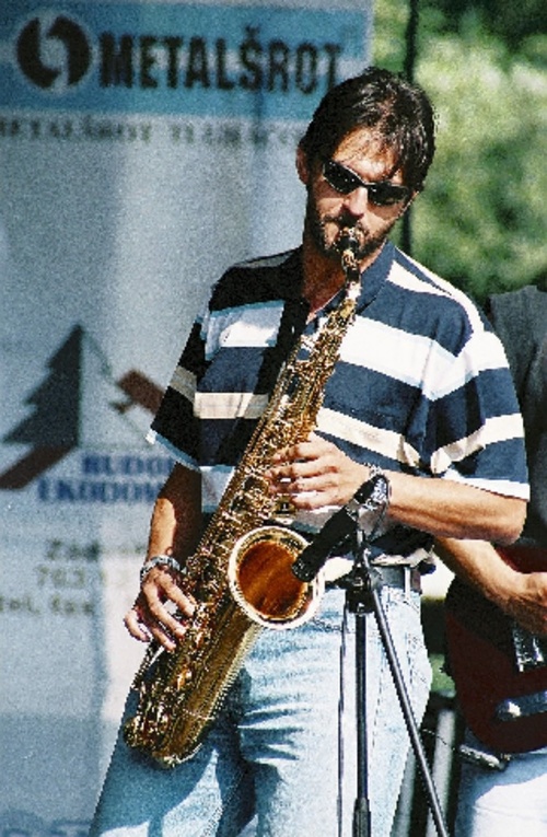 Muzikant: Rád ukáže, ako vie hrať na saxofóne.