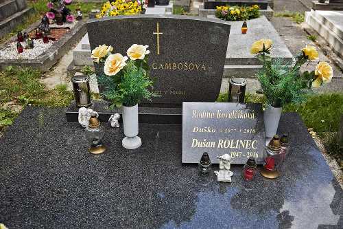  Dušan Rolinec († 68) podľahol mozgovej príhode, jeho urna je uložená v hrobe.