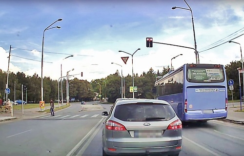 Autobus vyráža do križovatky na červenú.