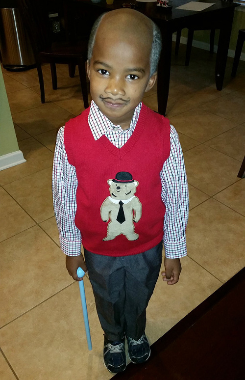 Otec takto obliekol syna do školy. 