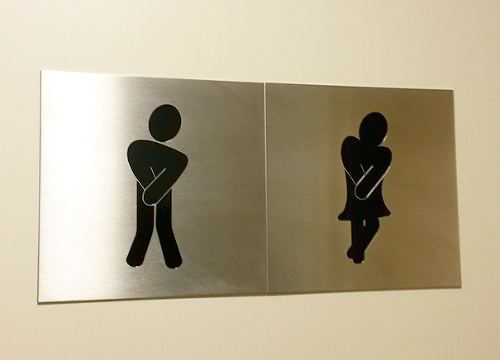 Originálne označenie na toaletách pre mužov a ženy. 