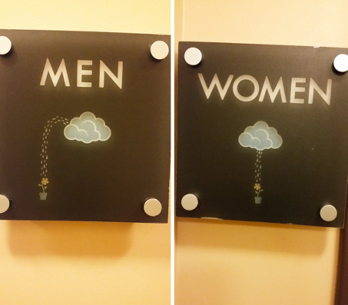 Originálne označenie na toaletách pre mužov a ženy. 