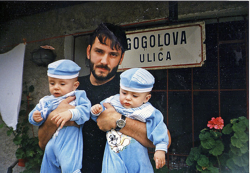 Júl 1999: Starostlivý otec zostal so synčekmi na materskej dovolenke. 