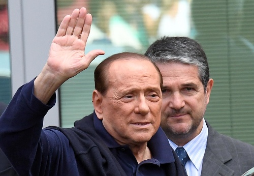 Expremiér Berlusconi pri odchode z nemocnice.