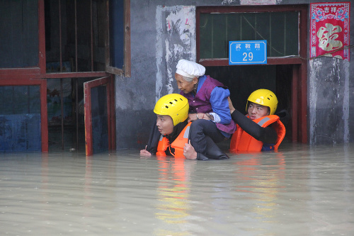 Čínu bojuje s mohutnými záplavami. . 