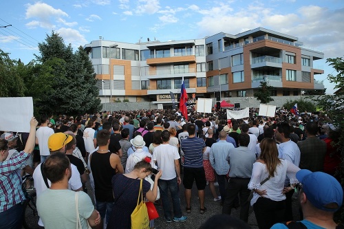 Protest proti Robertovi Ficovi a Robertovi Kaliňákovi v Bratislave.