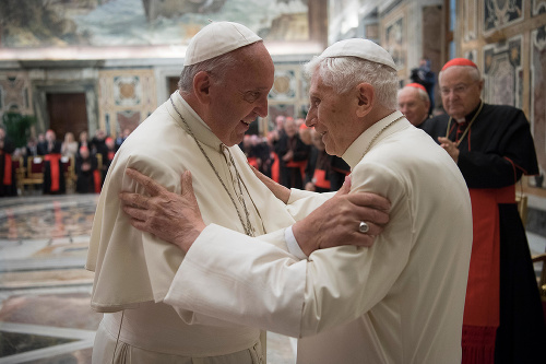 Nástupca: Po Benediktovi XVI. sa na Petrov stolec posadil pápež František. Ten je naopak známy aj pre svoje pozitívne výroky o homosexuáloch.