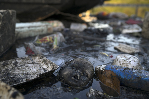 Zábery z vody plnej odpadkov a splaškov nie sú v olympijskom Riu minulosťou.