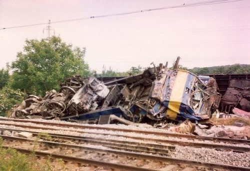 Neďaleko Bratislavy sa zranil osobný vlak s rýchlikom.