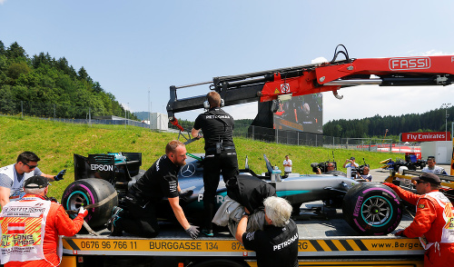  Nico Rosberg zišiel v záverečnom tréningu so svojím monopostom z trate a po náraze do zvodidiel poškodil ľavý záves zadnej nápravy.