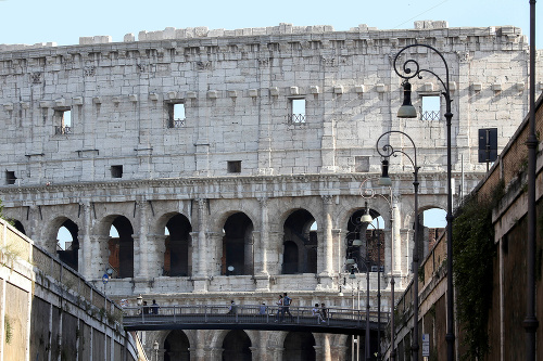 Rímske Koloseum po dôkladnej trojročnej očiste od nánosov špiny opäť žiari.