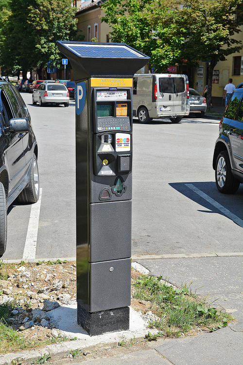 Novinkou je, že v parkovacích automatoch sa bude dať platiť aj platobnými kartami. 