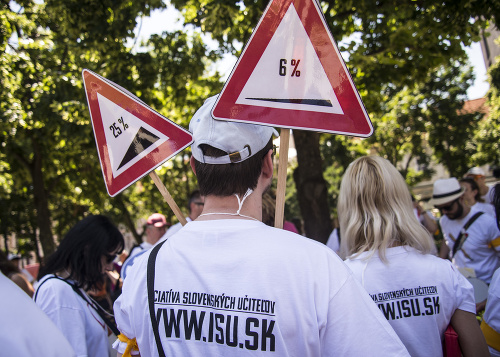 Nespokojní učitelia zorganizovali protestný pochod centrom Bratislavy.