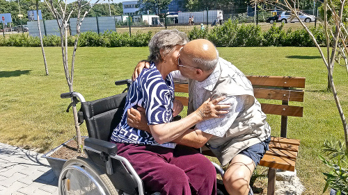 Láska z manželou srší aj po 58 rokoch.
