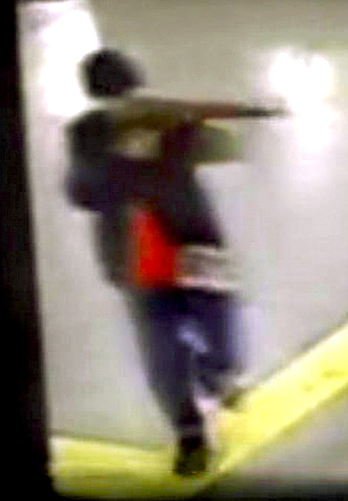 Kamera zachytila útočníka s Kalašnikovom v ruke. 